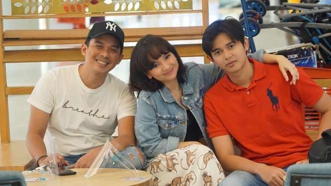 Momen Kedekatan Seleb dengan Anak Sambung, Wajahnya Mirip!