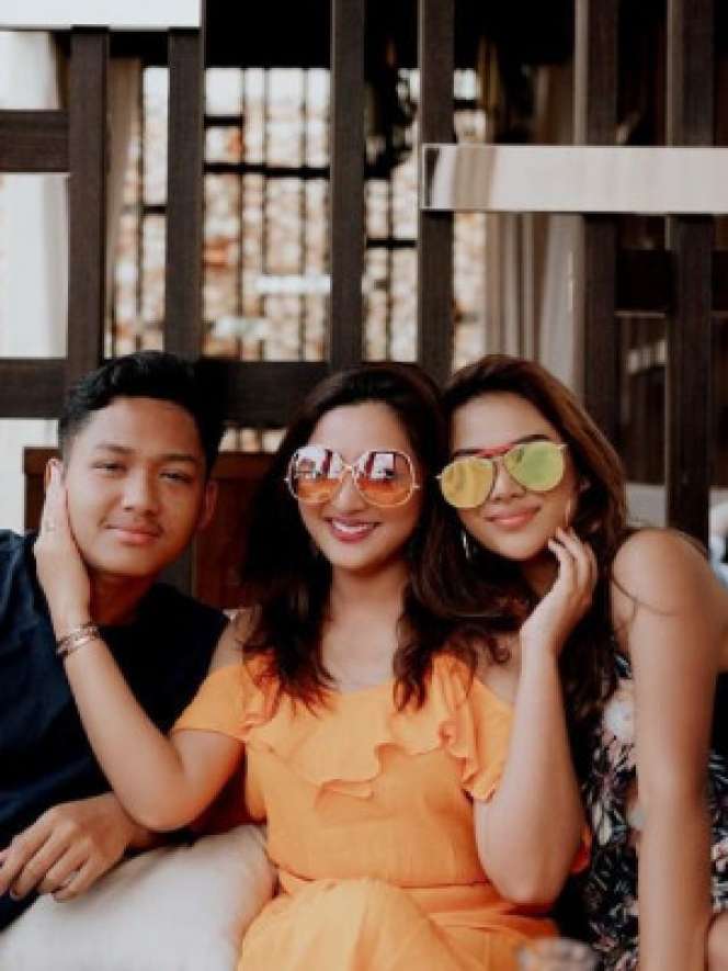 Momen Kedekatan Seleb dengan Anak Sambung, Wajahnya Mirip!