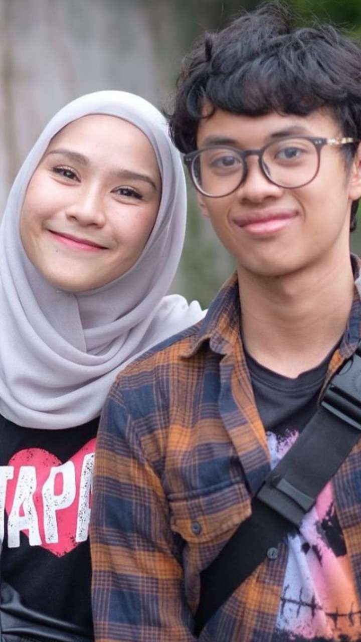 Momen Kedekatan Seleb dengan Anak Sambung, Wajahnya Mirip!