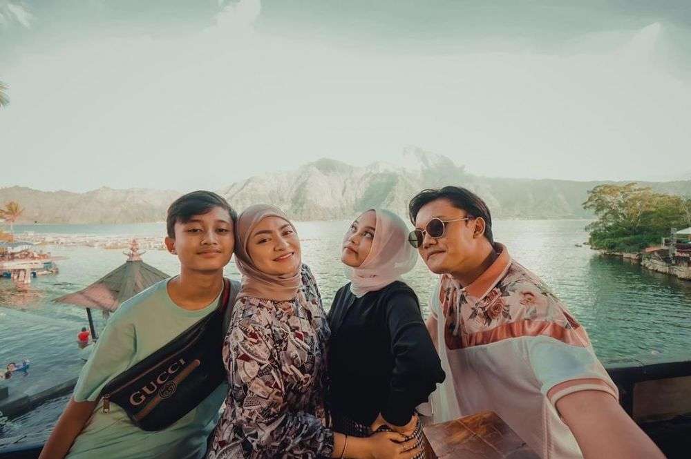 Momen Kedekatan Seleb dengan Anak Sambung, Wajahnya Mirip!