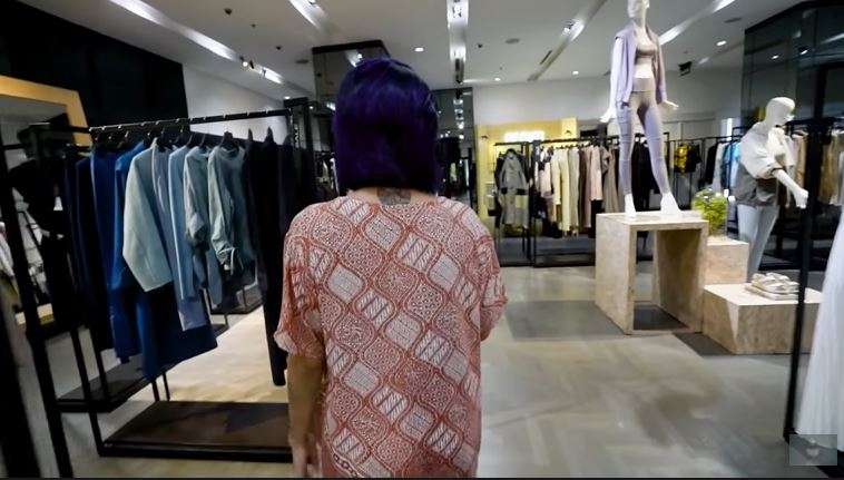 10 Momen Nikita Mirzani ke Mal Pakai Daster Habis Puluhan Juta