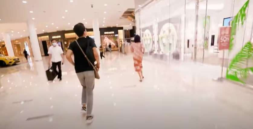 10 Momen Nikita Mirzani ke Mal Pakai Daster Habis Puluhan Juta