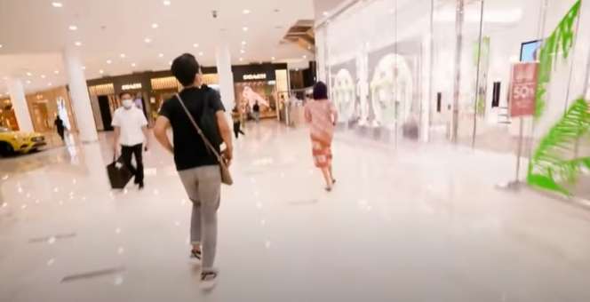 10 Momen Nikita Mirzani ke Mal Pakai Daster Habis Puluhan Juta