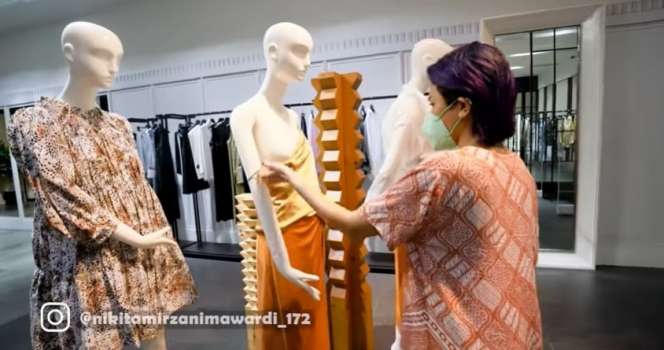 10 Momen Nikita Mirzani ke Mal Pakai Daster Habis Puluhan Juta