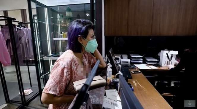 10 Momen Nikita Mirzani ke Mal Pakai Daster Habis Puluhan Juta