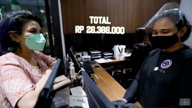 10 Momen Nikita Mirzani ke Mal Pakai Daster Habis Puluhan Juta