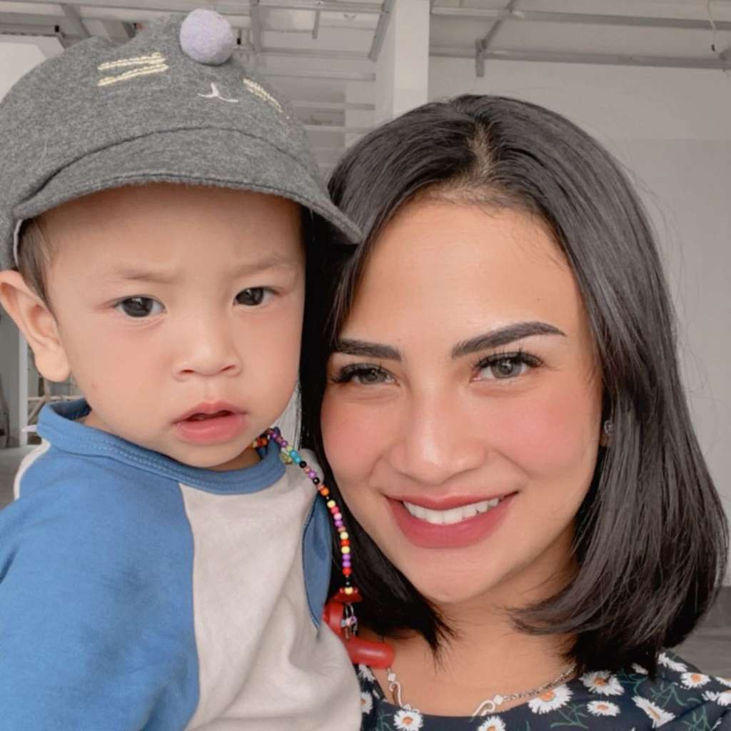 Masih Muda, 5 Artis Cantik Pede Pamer Uban di Media Sosial