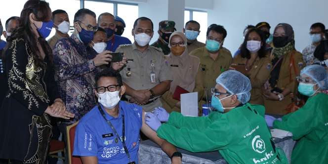 Pernah Terpapar Covid-19, Sandiaga Uno Terima Vaksin Pertama
