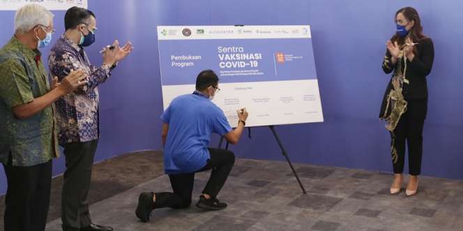 Pernah Terpapar Covid-19, Sandiaga Uno Terima Vaksin Pertama
