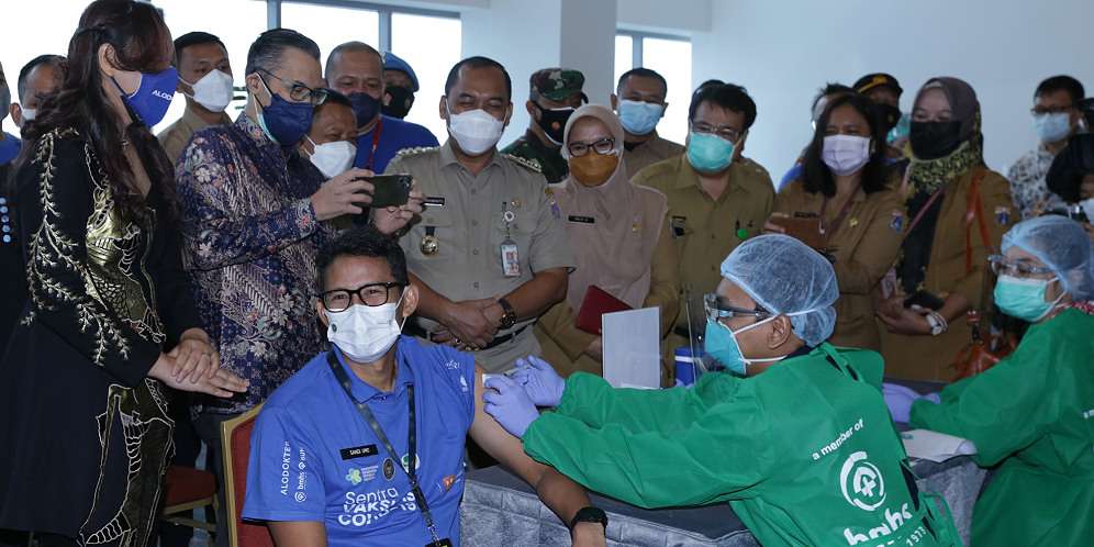 Pernah Terpapar Covid-19, Sandiaga Uno Terima Vaksin Pertama