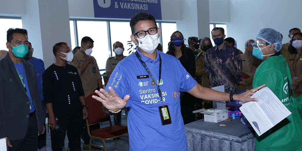Pernah Terpapar Covid-19, Sandiaga Uno Terima Vaksin Pertama