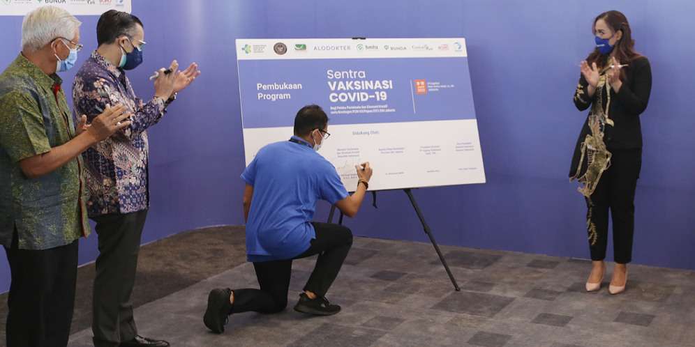 Pernah Terpapar Covid-19, Sandiaga Uno Terima Vaksin Pertama