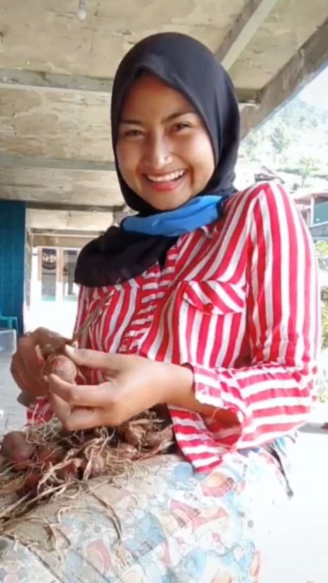 5 Pesona Novi Listiana, Eks Biduan Kini Hijrah Jadi Petani