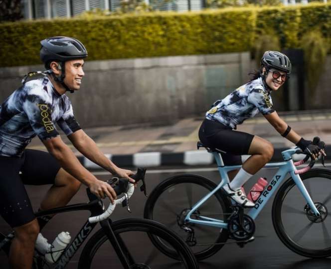 Gaya 5 Artis Cantik Nunggang Road Bike, Harga Jerseynya Jutaan
