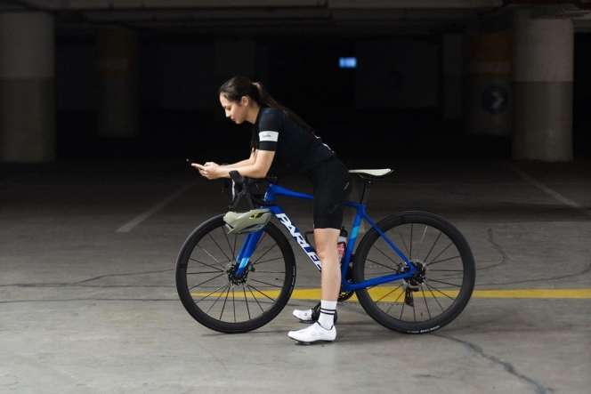 Gaya 5 Artis Cantik Nunggang Road Bike, Harga Jerseynya Jutaan