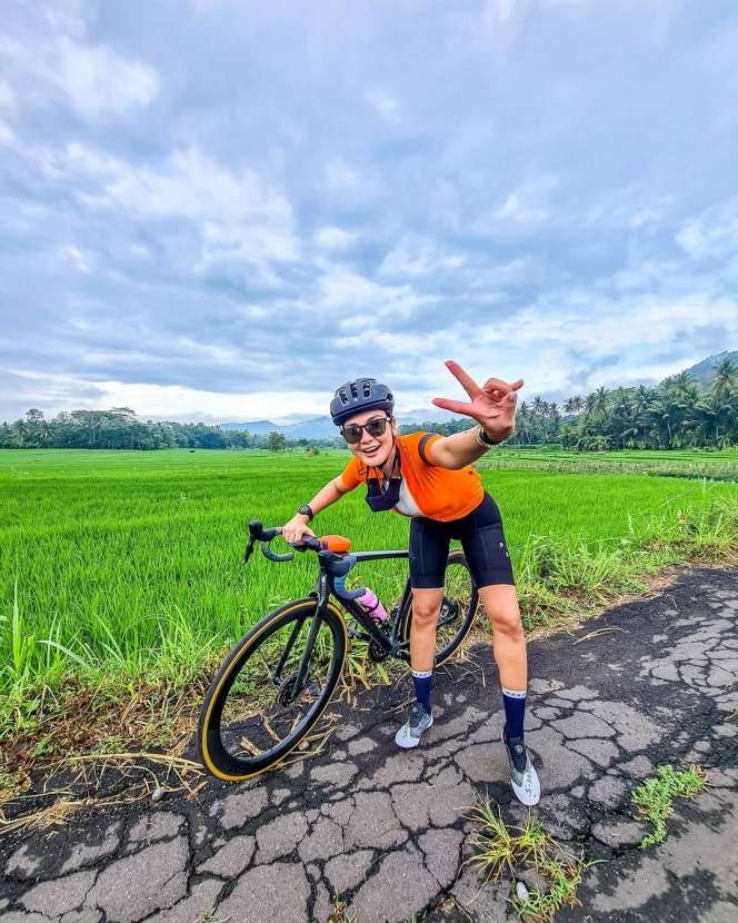 Gaya 5 Artis Cantik Nunggang Road Bike, Harga Jerseynya Jutaan