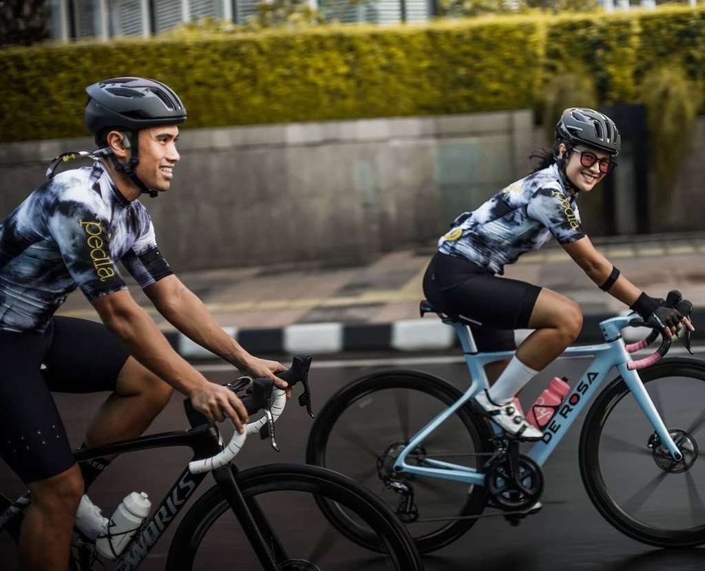 Gaya 5 Artis Cantik Nunggang Road Bike, Harga Jerseynya Jutaan
