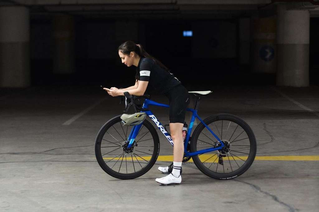 Gaya 5 Artis Cantik Nunggang Road Bike, Harga Jerseynya Jutaan
