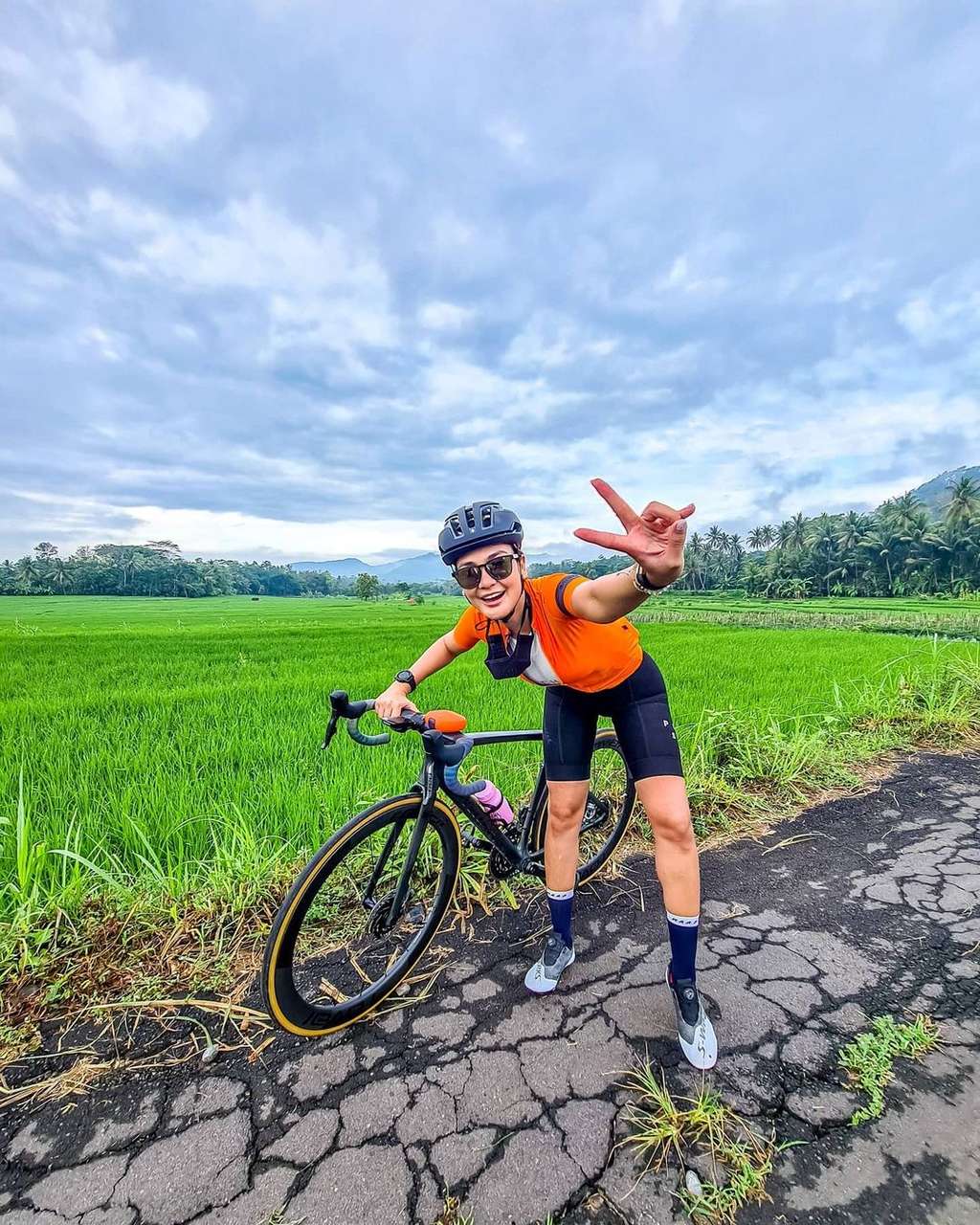 Gaya 5 Artis Cantik Nunggang Road Bike, Harga Jerseynya Jutaan