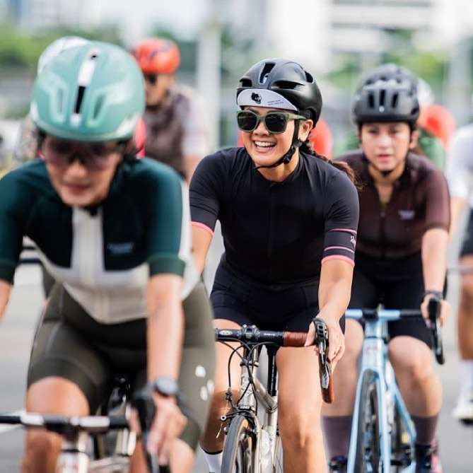 Gaya 5 Artis Cantik Nunggang Road Bike, Harga Jerseynya Jutaan