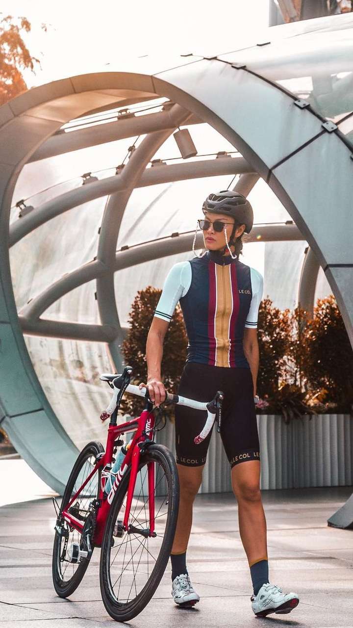 Gaya 5 Artis Cantik Nunggang Road Bike, Harga Jerseynya Jutaan