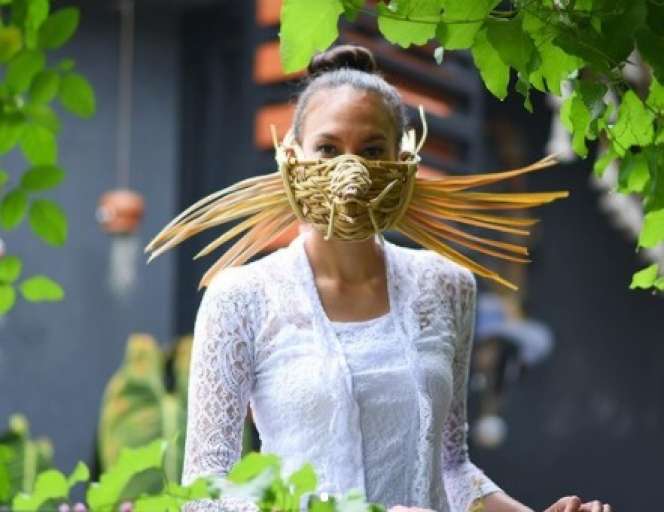 Makna di Balik Masker Unik Nadine Chandrawinata