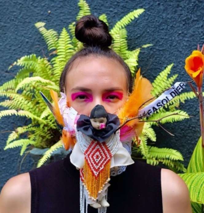 Makna di Balik Masker Unik Nadine Chandrawinata