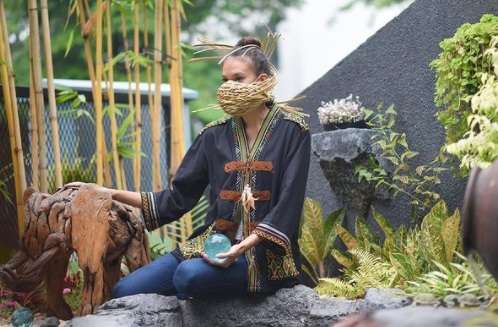 Makna di Balik Masker Unik Nadine Chandrawinata