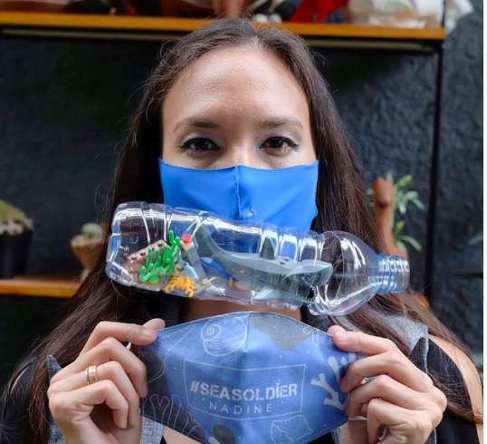 Makna di Balik Masker Unik Nadine Chandrawinata
