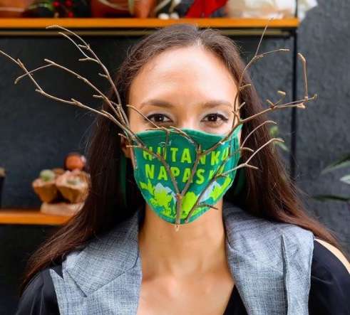 Makna di Balik Masker Unik Nadine Chandrawinata