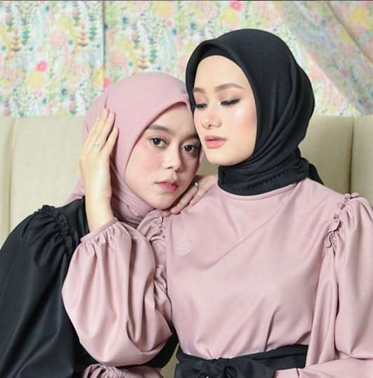 7 Gaya Fashion Lesti Kejora dan Dinda Hauw, Siapa Pilihanmu?