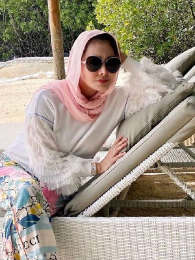 Adu Gaya Pedangdut Cantik yang Kini Mantap Berhijab