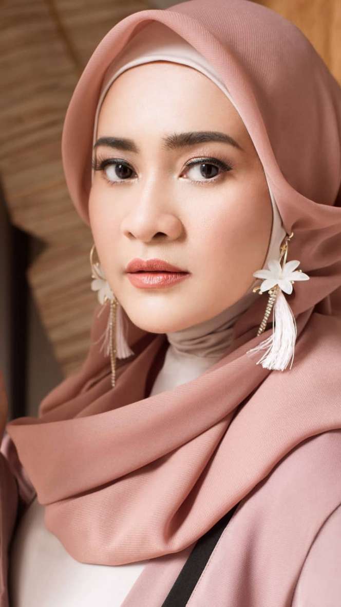 Adu Gaya Pedangdut Cantik yang Kini Mantap Berhijab