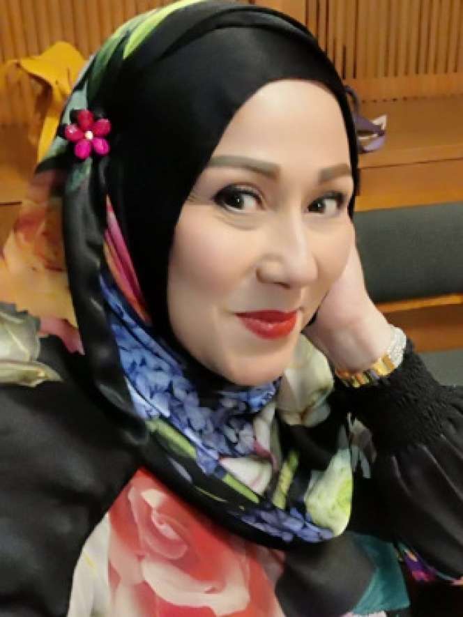 Adu Gaya Pedangdut Cantik yang Kini Mantap Berhijab