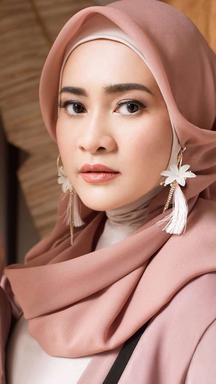 Adu Gaya Pedangdut Cantik yang Kini Mantap Berhijab
