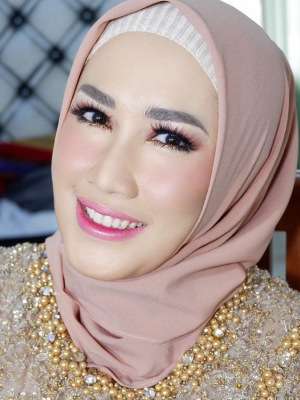 Adu Gaya Pedangdut Cantik yang Kini Mantap Berhijab