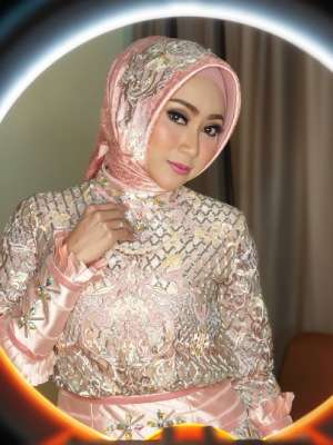 Adu Gaya Pedangdut Cantik yang Kini Mantap Berhijab