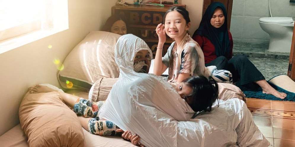 Haru, Zaskia Mecca Pakai APD Rawat Anaknya yang Positif Covid