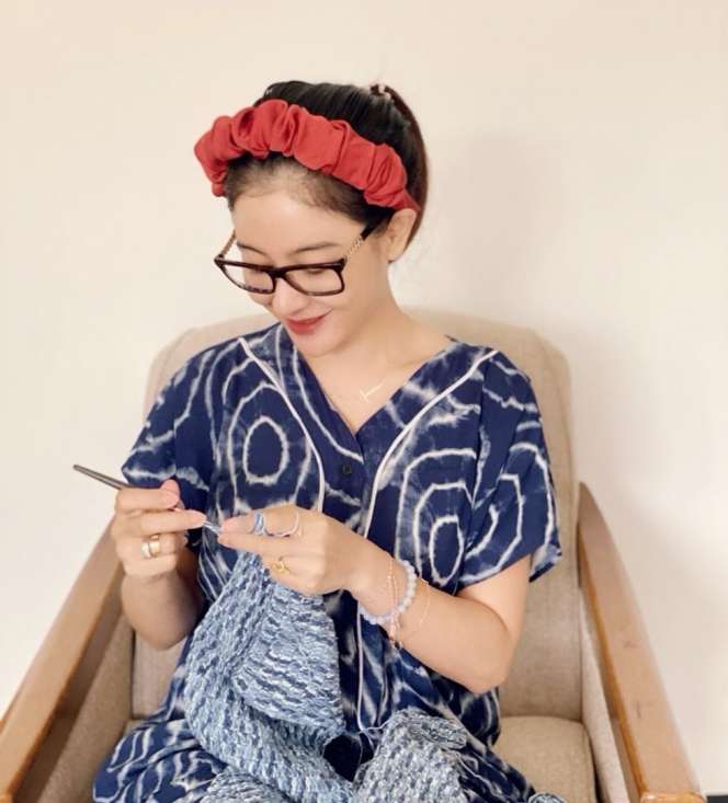 5 Potret Uut Permatasari Dasteran, Hot Mom Banget
