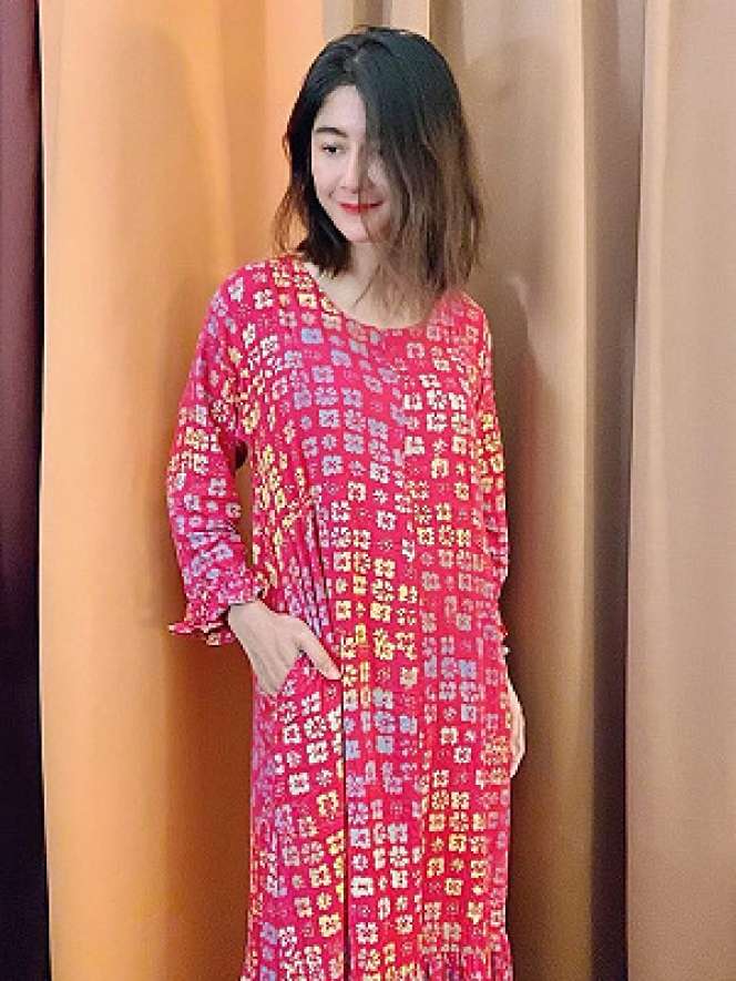 5 Potret Uut Permatasari Dasteran, Hot Mom Banget