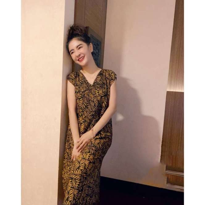 5 Potret Uut Permatasari Dasteran, Hot Mom Banget