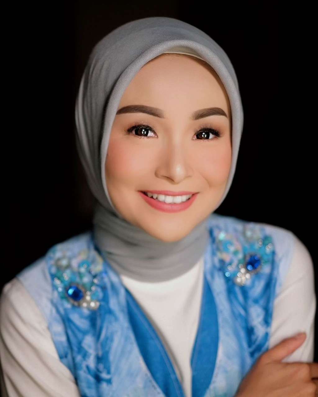 5 Potret Seleb Mualaf yang Kini Berhijab, Ada Putri Anne