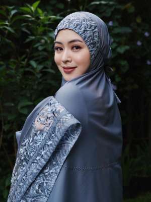 5 Potret Seleb Mualaf yang Kini Berhijab, Ada Putri Anne