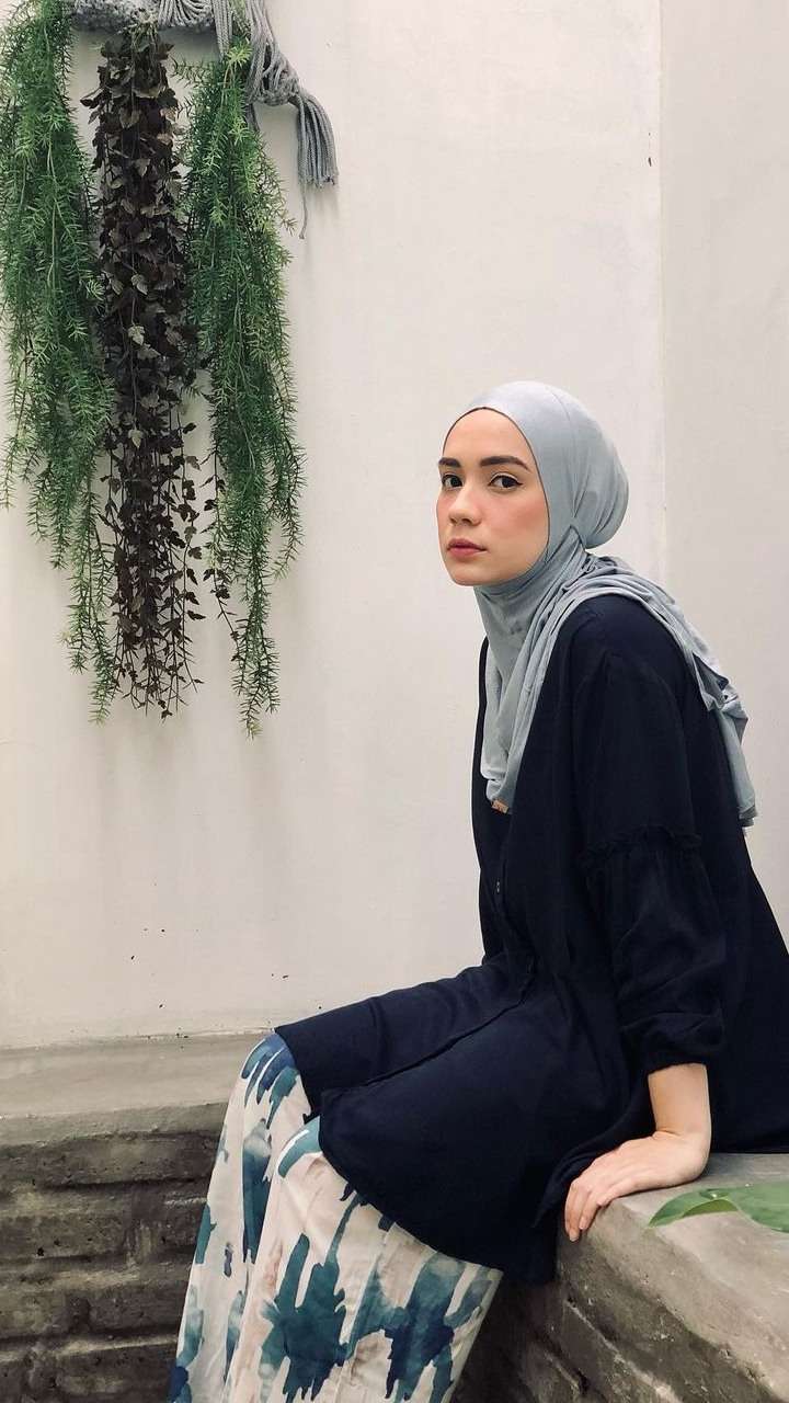 5 Potret Seleb Mualaf yang Kini Berhijab, Ada Putri Anne