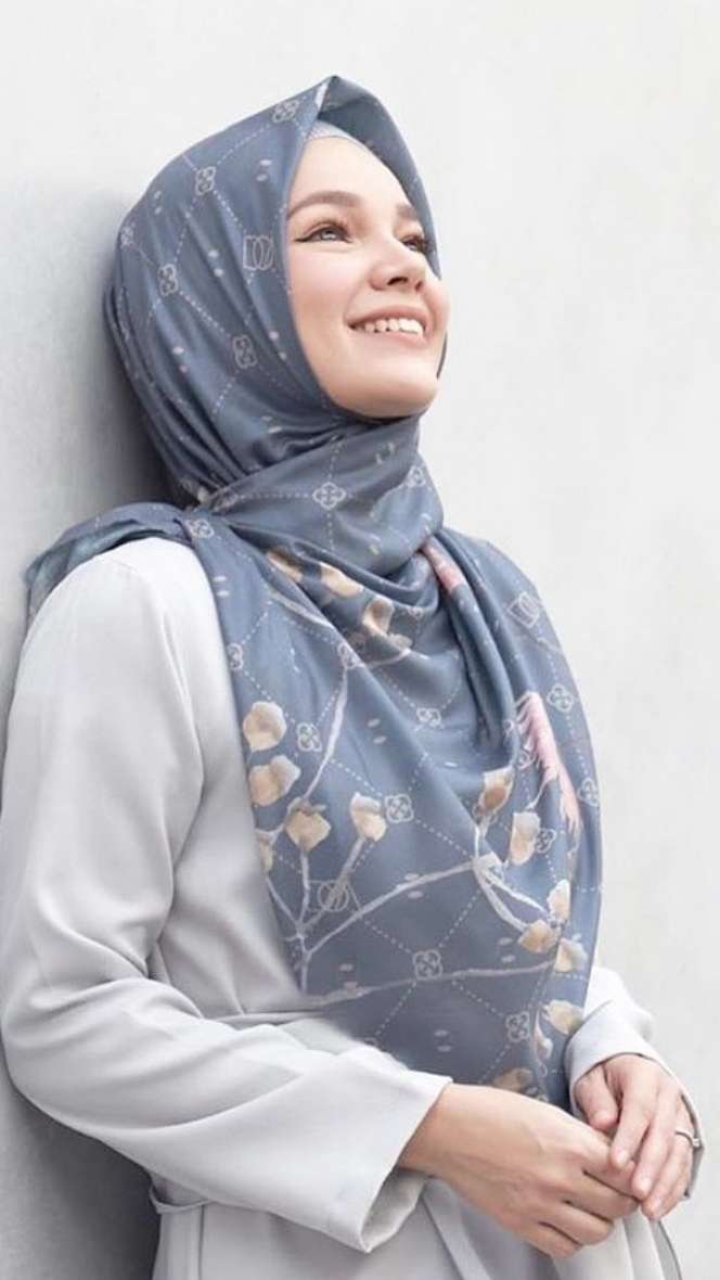5 Potret Seleb Mualaf yang Kini Berhijab, Ada Putri Anne