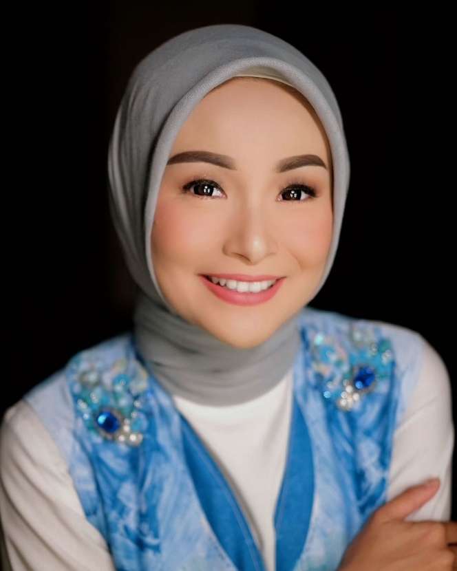 5 Potret Seleb Mualaf yang Kini Berhijab, Ada Putri Anne