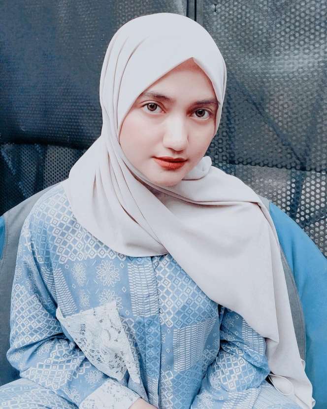 5 Potret Seleb Mualaf yang Kini Berhijab, Ada Putri Anne