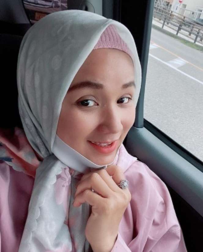 8 Potret Nova Pratiwi, Kakak Rizky Billar yang Jarang Tersorot