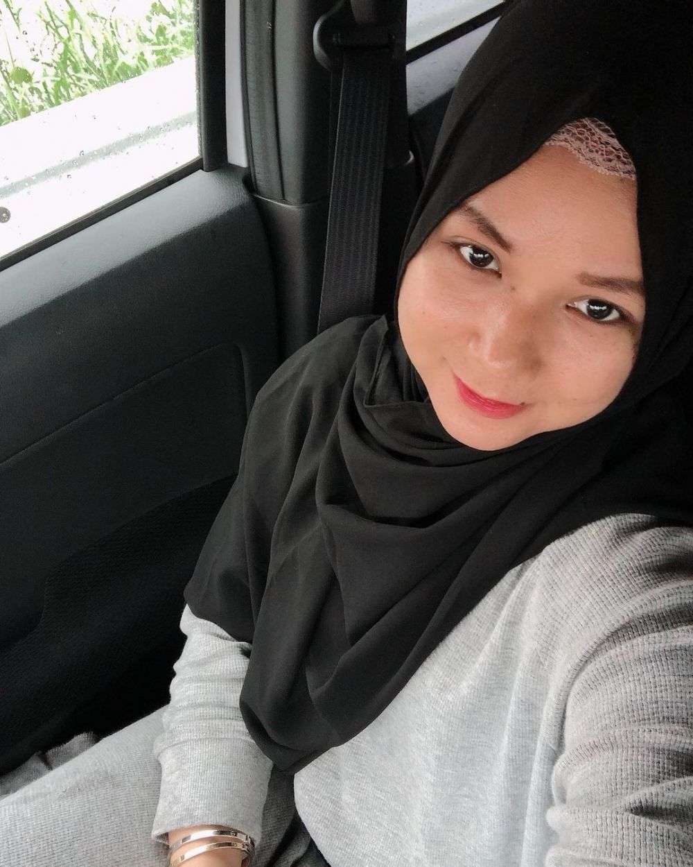 8 Potret Nova Pratiwi, Kakak Rizky Billar yang Jarang Tersorot