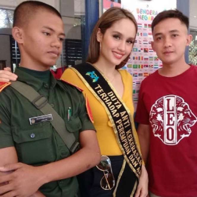 Potret Kedekatan Cinta Laura Bersama Anak Asuhnya